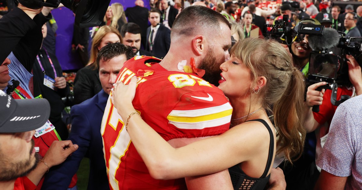 Travis Kelce embrasse l'épaule de Taylor Swift lors d'un gala de charité