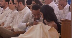 Neymar montre de nouvelles photos du baptême de Mavie et la toile vibre d'intimité avec Bruna Biancardi : "Juntinhos"
